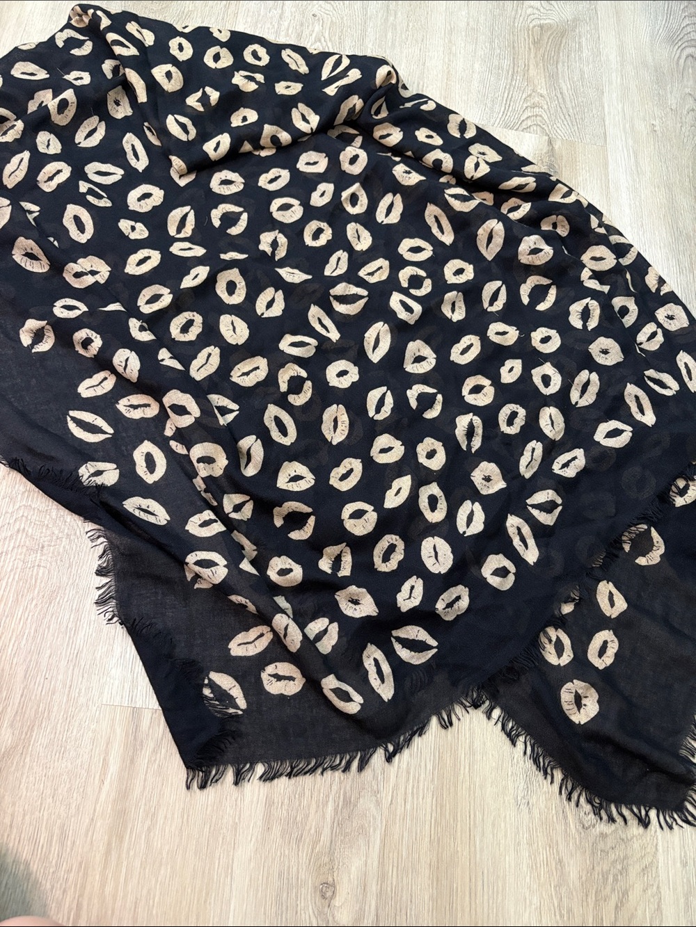 Marc by Marc Jacobs Mademoiselle Kiss Lips Print Scarf One Size novelty designer - Picture 4 of 6